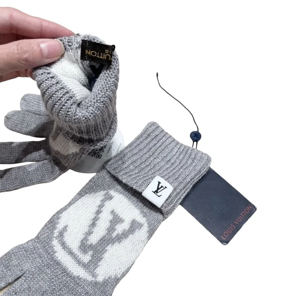 LV Medallion Grey Gloves - Picture 7 of 8